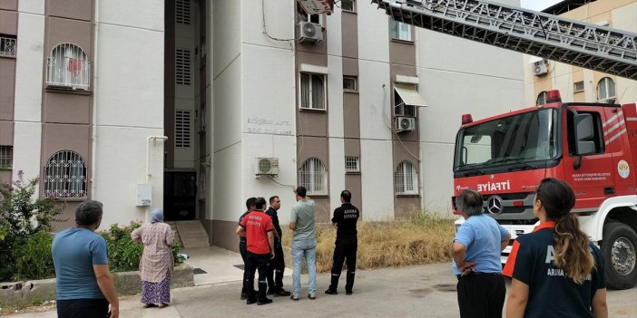 Adana'da merdiveni çöken apartmanda mahsur kalan 20 kişiyi itfaiye kurtardı