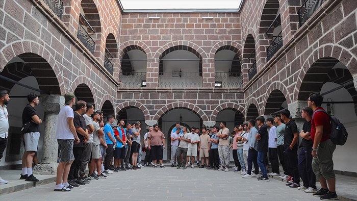 Kamp için Hakkari'ye gelen gençler, yörenin tarihi ve doğal güzelliklerine hayran kaldı
