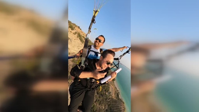 Adana'da yamaç paraşütü atlayışında evlilik teklifi