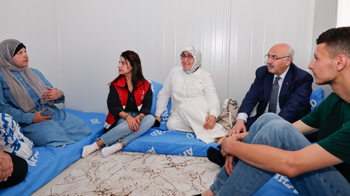 Vali Yavuz Selim Köşger Ve Eşi Hanımefendi Fatma Köşger Gazze'den Gelen Filistinli Aileleri Ziyaret Etti