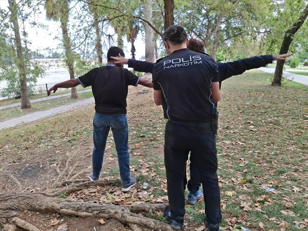 Adana'da park ve sokaklar uyuşturucu satıcılarına yönelik denetim yapıldı
