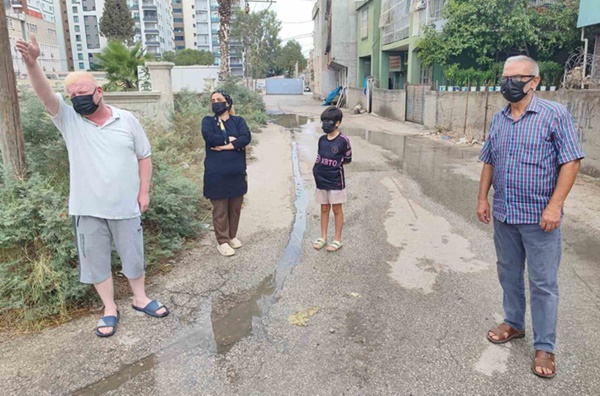 Kanalizasyon taştı, vatandaş sokağa maskesiz çıkamaz hale geldi