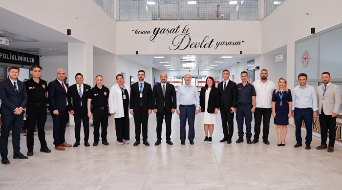 Vali Köşger, Karşıyaka Devlet Hastanesi Palyatif Bakım Servisini Ziyaret Etti