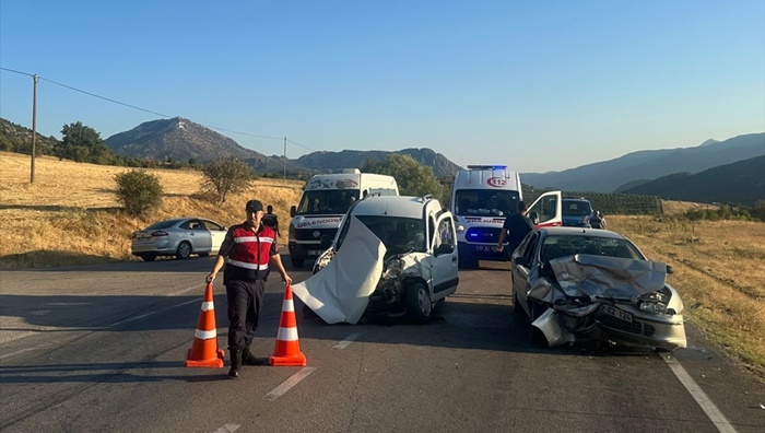 Isparta'da 2 otomobilin çarpıştığı kazada 1 kişi öldü, 9 kişi yaralandı