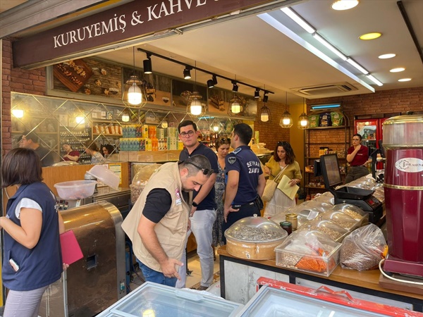 Adana'da kuru yemişçide bulunan sağlıksız ürünler imha edildi