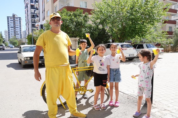 Sarı şalvarlı Adanalı, sıcakta sokak sokak limon dondurması satıyor