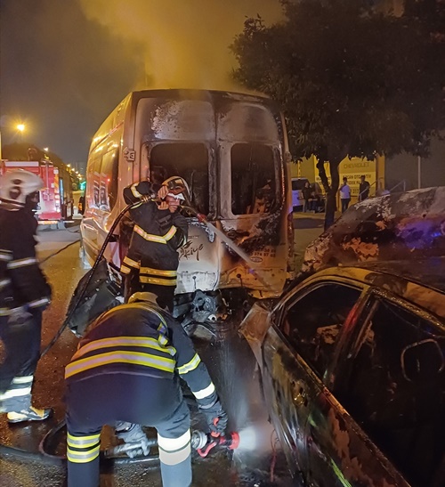 Adana'da kazaya karışan araçlar alev aldı