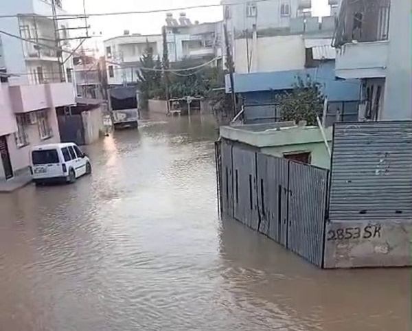 Su borusu patladı, mahalleyi su bastı