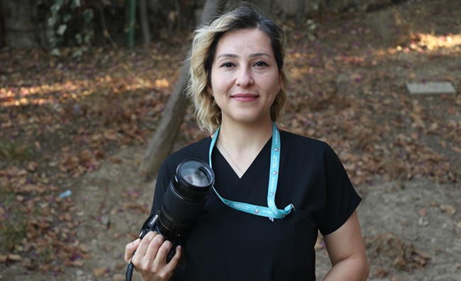 Sokak fotoğrafı tutkunu hemşire makinesini yanından ayırmıyor