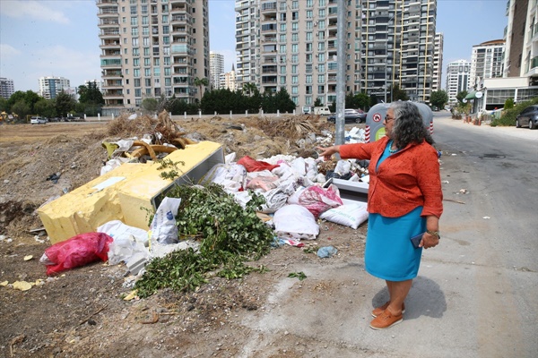 Adana Seyhan'da biriken çöpler kötü kokuya neden oluyor