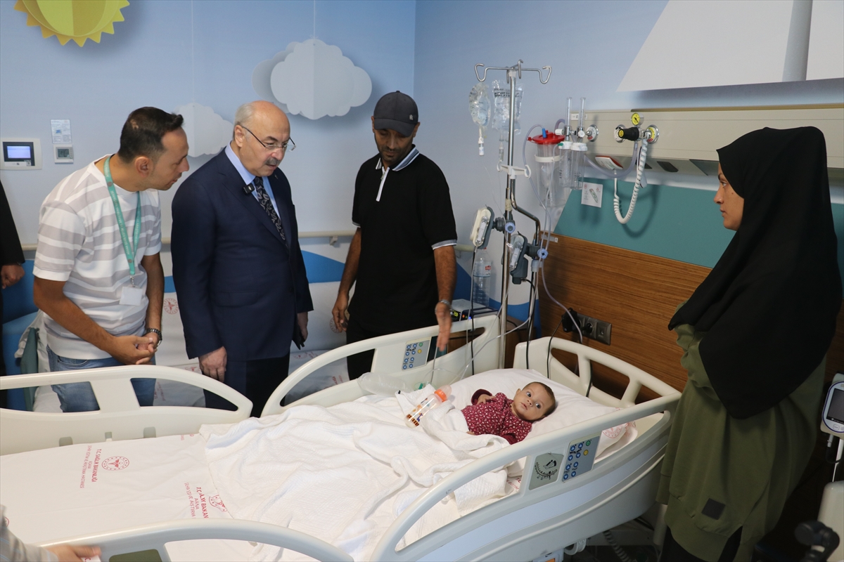 Adana Valisi Köşger, evlatlarını kaybeden Gazzeli aileye taziye ziyaretinde bulundu