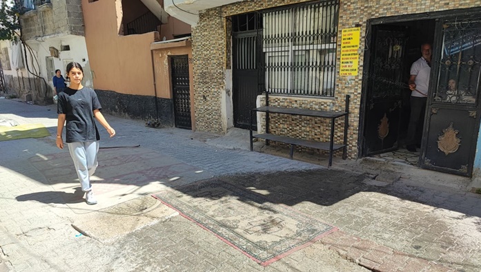 Adana'da bozuk yollar yapılmayınca yola halı serme akım haline geldi