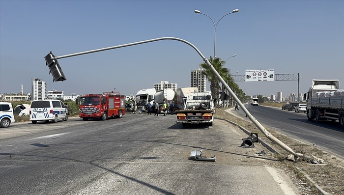 Adana'da tankerin trafik ışıklarında bekleyen araçlara çarptığı kazada 2 kişi yaralandı