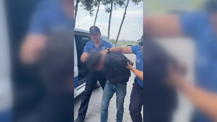 Adana'da zorla cam silerek sürücüleri rahatsız eden şüpheli yakalandı