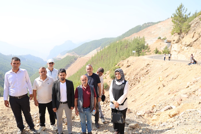 Adana'da 5 kişinin öldüğü yolda, muhtarlar nöbet tutan ailelere destek verdi