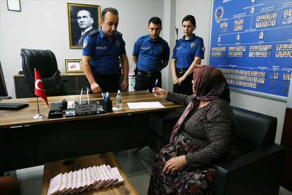 Adana'da yanlışlıkla çöpe atılan altınlar polisin çalışmasıyla bulundu