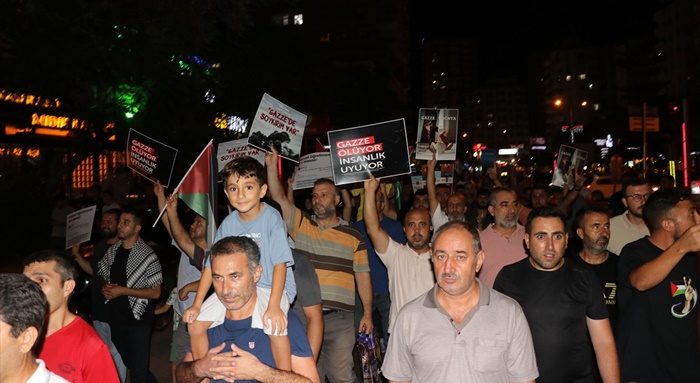 Adana ve Osmaniye'de Küresel Sumud Filosu'na destek yürüyüşü yapıldı