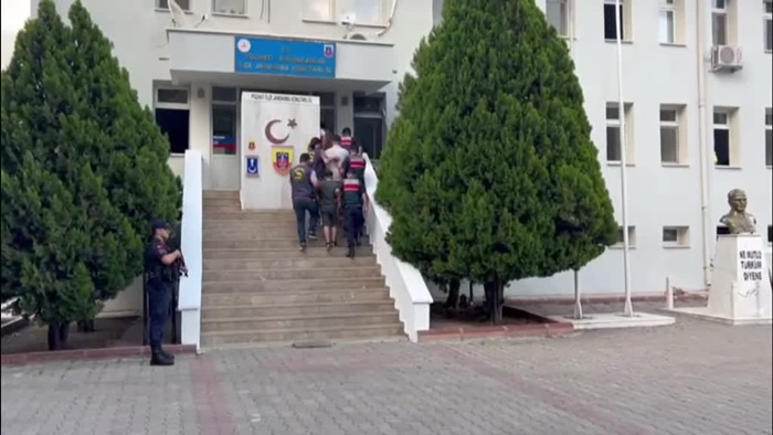 Adana'da kendilerini polis olarak tanıtıp dolandırıcılık yapan 2 zanlı tutuklandı