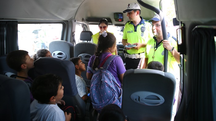 Adana'da trafik polisleri okul servislerinde denetim yaptı