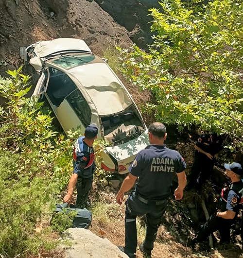 Adana'da uçuruma yuvarlanan otomobildeki 2 kişi yaralandı