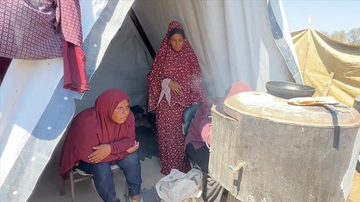 Gazze'de İsrail'in saldırılarından kaçanlar, insan onuruna yakışmayan şartlarda yaşamaya çalışıyor