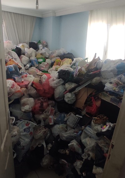 Adana'da vatandaşların şikayette bulunduğu evden iki kamyon çöp çıktı