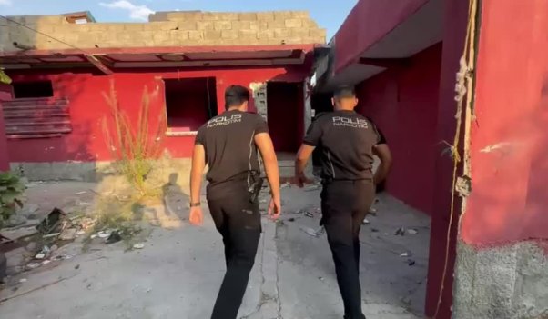 Adana polisinden metruk binalarda uyuşturucu denetimi