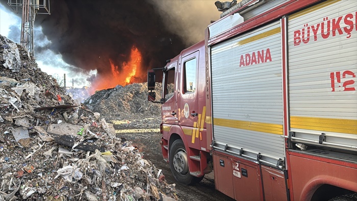 Adana'da geri dönüşüm fabrikasının bahçesinde çıkan yangına müdahale ediliyor