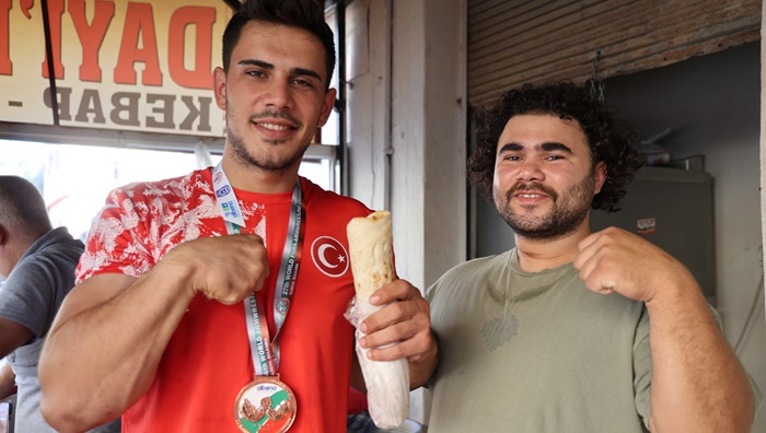 Kebap tezgahından dünya kürsüsüne: bilek güreşinde dünya üçüncüsü oldu