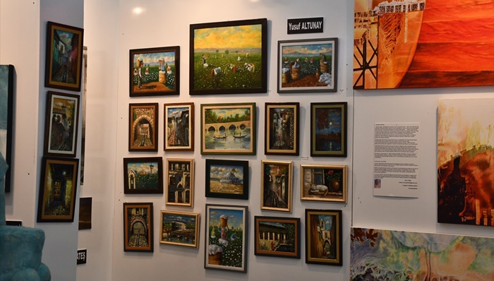 Adana'da düzenlenen Çağdaş Sanat Fuarı sürüyor