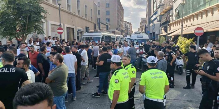 Adana’da dolmuş şoförlerinin eylemi 3 saat sonra bitti: Trafik ulaşıma açıldı