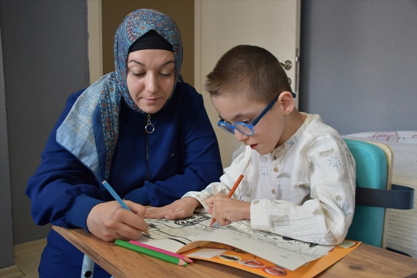 Öğretmenliği bırakan anne kendisini serebral palsili oğluna adadı