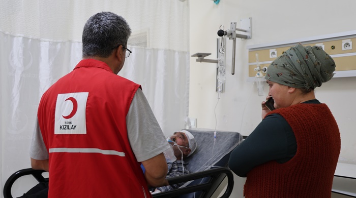 Yangında kardeşleri ölen, camdan atlayarak kurtulan engelli ağabeyin tedavisi sürüyor