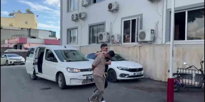 Polis süsü verip çakarla gezdi, havaya ateş açıp çocukların üzerini aradı