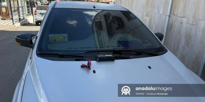 Adana'da çakarlı araçla kendini polis olarak tanıtan ve üst araması yapan zanlı kamerada