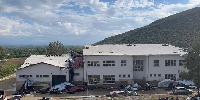 Adana'da fırtına nedeniyle uçan okulun çatısı park halindeki araçlara zarar verdi