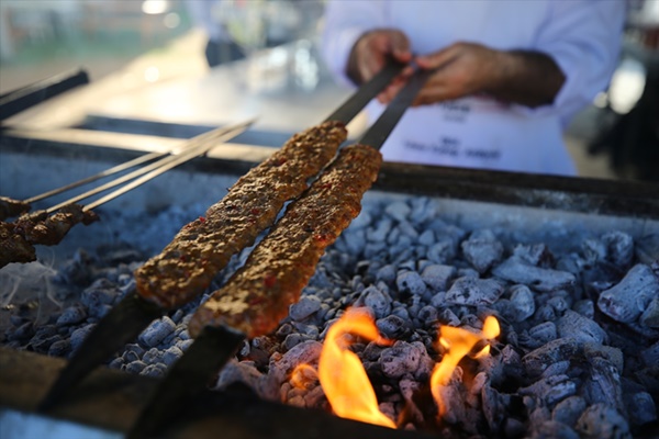 9. Uluslararası Adana Lezzet Festivali'nin mangal ateşi yakıldı