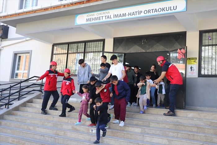 Adana ve çevre illerdeki okullarda tahliye tatbikatı yapıldı