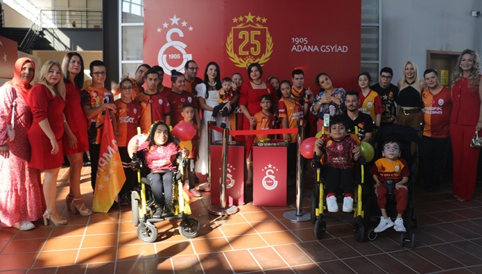 Adana'da özel gereksinimli çocukların "Galatasaray" temalı resimleri sergilendi