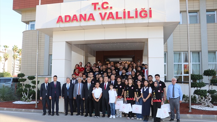 Adana Valisi Köşger, TEKNOFEST'te derece alan öğrencilerle buluştu