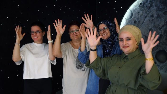 İşitme engellilerin sosyal medya kullanımı için "sessiz dil" içeriği üretiyor
