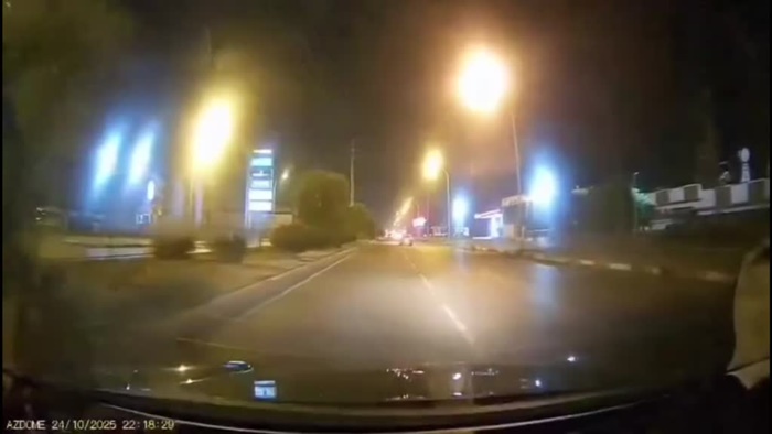 Adana'da makas atmaya çalışan otomobilin motosiklete çarpması kamerada