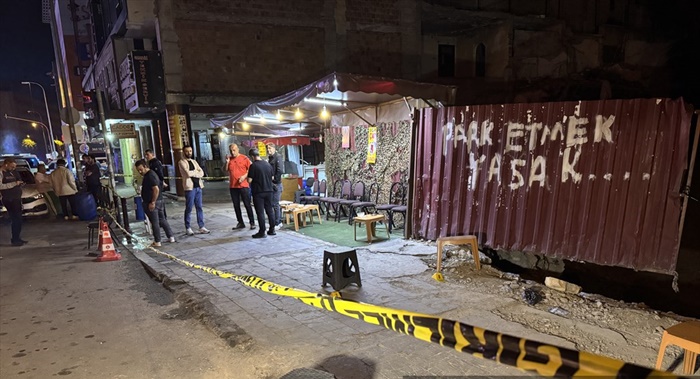 Adana'da çay ocağına silahlı saldırı düzenleyen şüphelilerden biri yakalandı