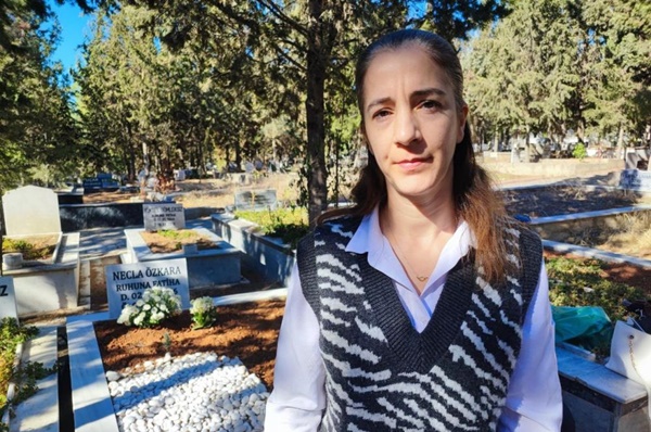 Müteahhit rekor ceza alınca genç kadın, anne ve babasının mezarında şükür duası etti