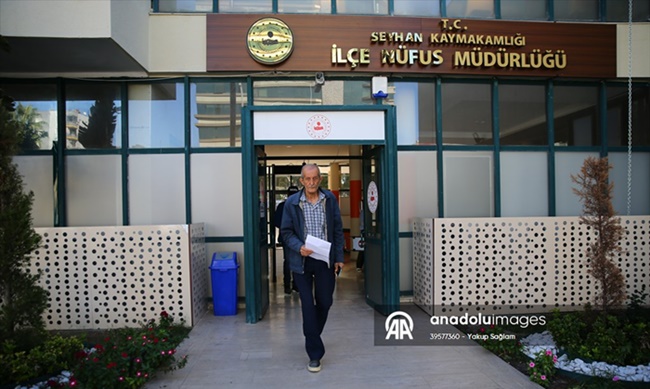 Adana'daki nüfus müdürlüklerinde sürücü belgesi yenileme yoğunluğu