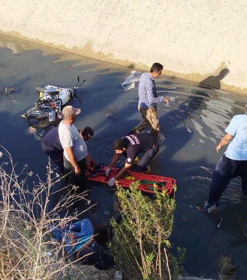 Adana'da sulama kanalına yuvarlanan motosikletteki 2 kişi yaralandı