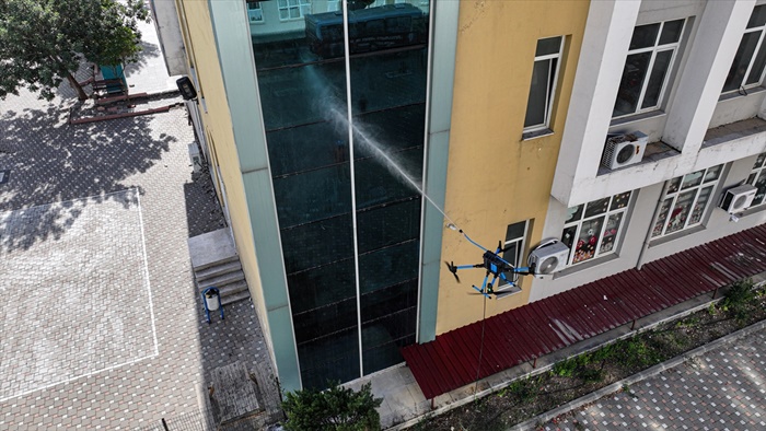 Binaların dış cephe temizliği dronla güvenli hale geliyor