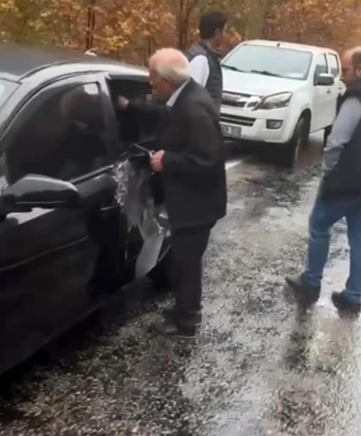 4 öğretmenin hayatını kaybettiği yola yine kaya parçası düştü, bir otomobil hasar gördü