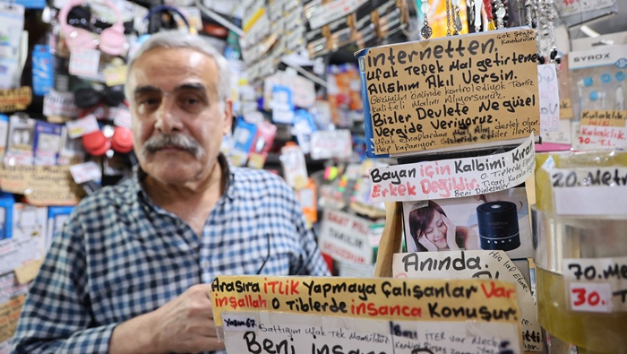 Adana'da 44 yıllık esnafın hayat dersi yazıları dikkat çekiyor