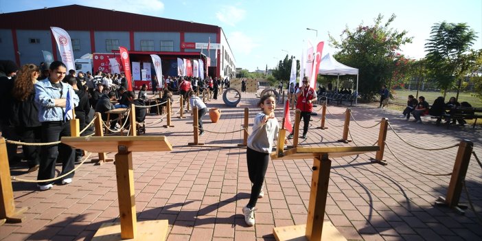 Adana'da öğrenciler "Geleneksel Oyunlar Tırı"nda geçmişin oyunlarını deneyimledi